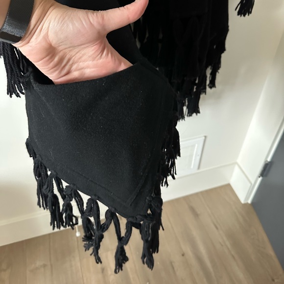 Designer poncho/cape 🖤🖤🖤 - Picture 2 of 8